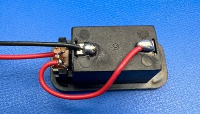 ボタン電池用スイッチ付き小型電池ボックスにリード線をはんだ