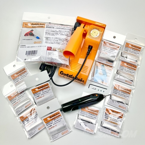 ごんた屋オリジナル超音波カッターNH7603本体と、ハンドピース、替え刃、トルク管理用のレンチ一式のセット写真。