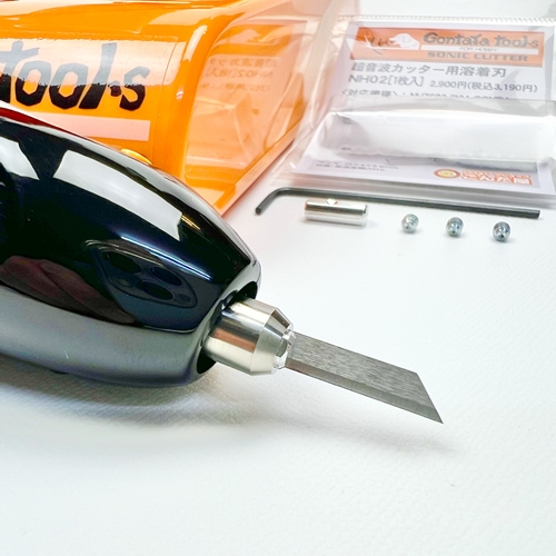 メンテナンス時の重要ポイントである刃の固定部を真上から捉えた写真。正確なトルク管理が必要な精密設計のディテール。